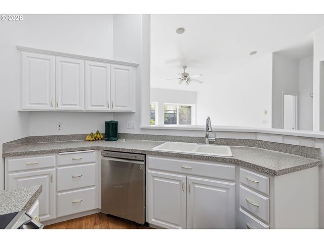 730 N 9TH St, Harrisburg, OR 97446