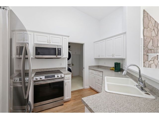 730 N 9TH St, Harrisburg, OR 97446
