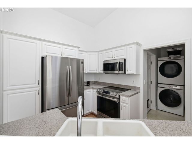 730 N 9TH St, Harrisburg, OR 97446