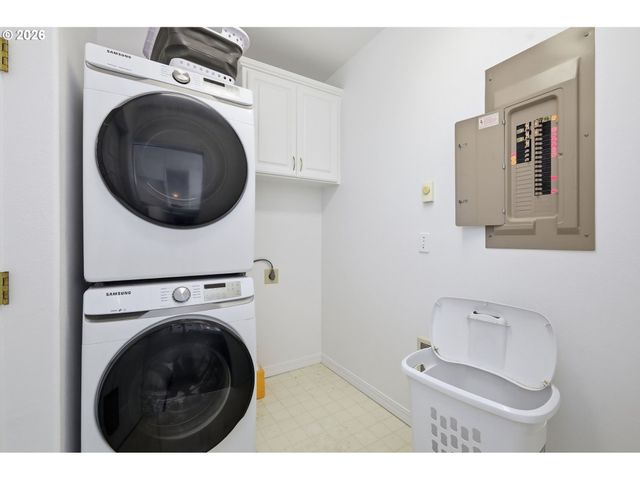 730 N 9TH St, Harrisburg, OR 97446