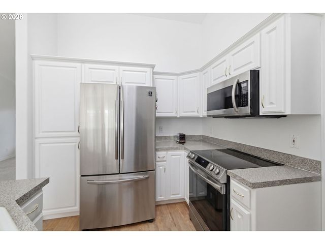 730 N 9TH St, Harrisburg, OR 97446