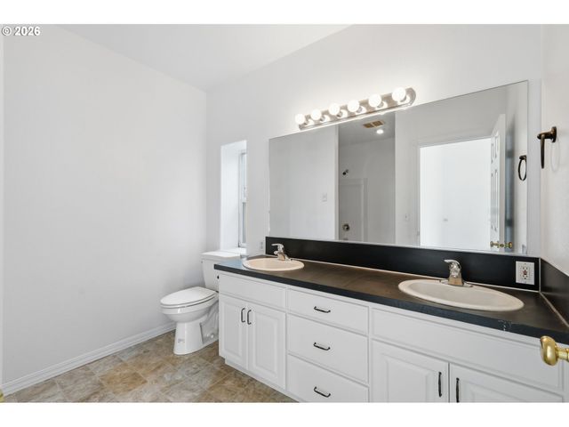 730 N 9TH St, Harrisburg, OR 97446