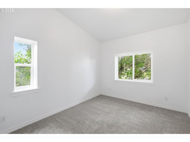 730 N 9TH St, Harrisburg, OR 97446