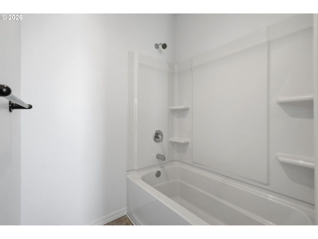 730 N 9TH St, Harrisburg, OR 97446