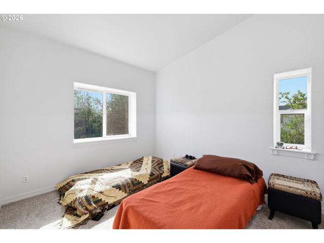 730 N 9TH St, Harrisburg, OR 97446