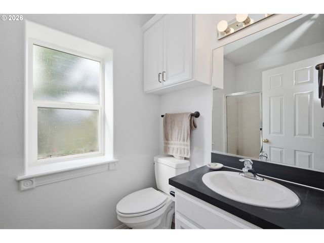 730 N 9TH St, Harrisburg, OR 97446