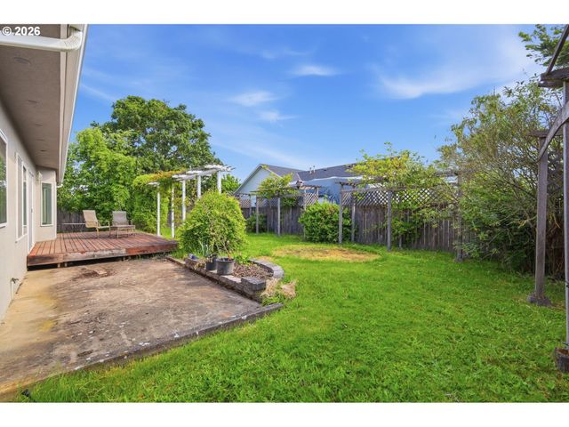 730 N 9TH St, Harrisburg, OR 97446