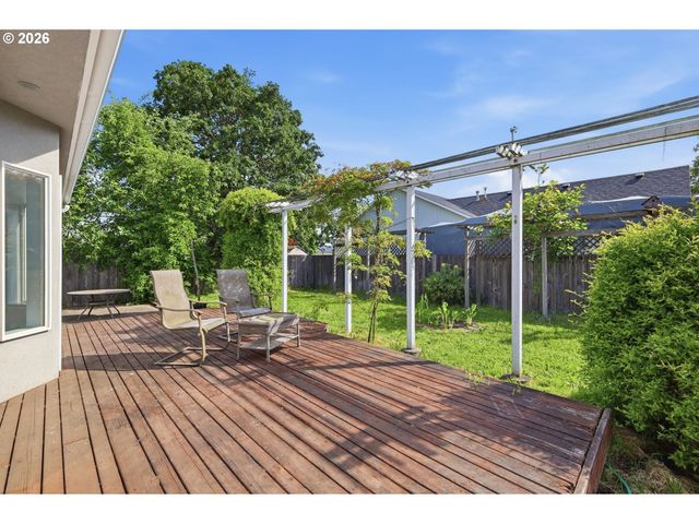 730 N 9TH St, Harrisburg, OR 97446
