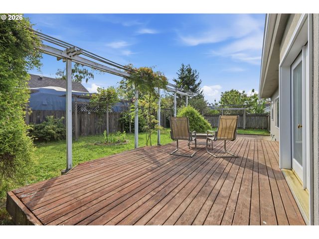 730 N 9TH St, Harrisburg, OR 97446
