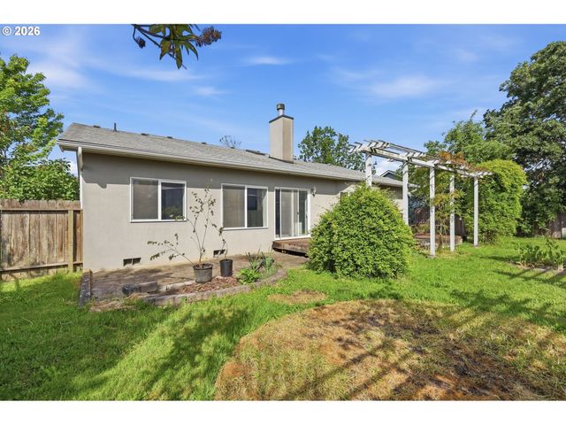 730 N 9TH St, Harrisburg, OR 97446
