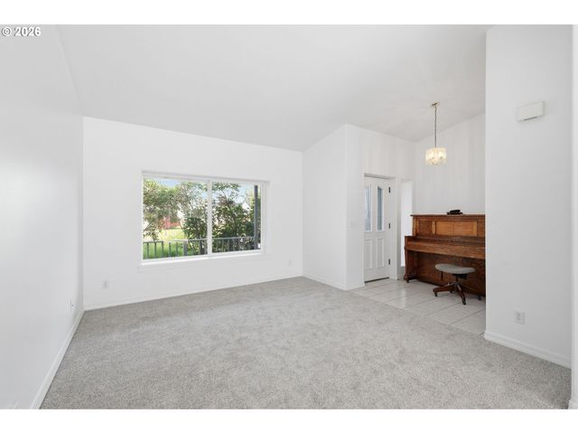 730 N 9TH St, Harrisburg, OR 97446