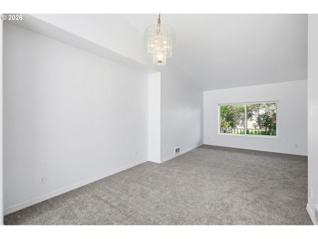 730 N 9TH St, Harrisburg, OR 97446