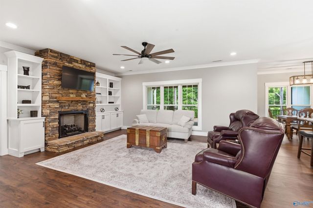 116 Bowery Lane, Albertville, AL 35950