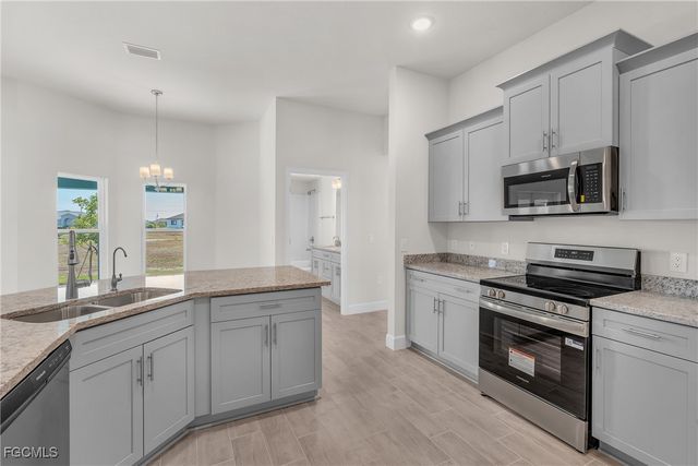 3922 NW 40th TER, Cape Coral, FL 33993