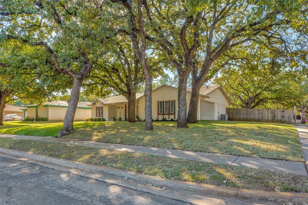 6737 Bartay Drive, North Richland Hills, TX 76182