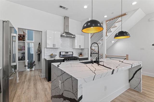 2102 N Prairie Avenue 105, Dallas, TX 75204