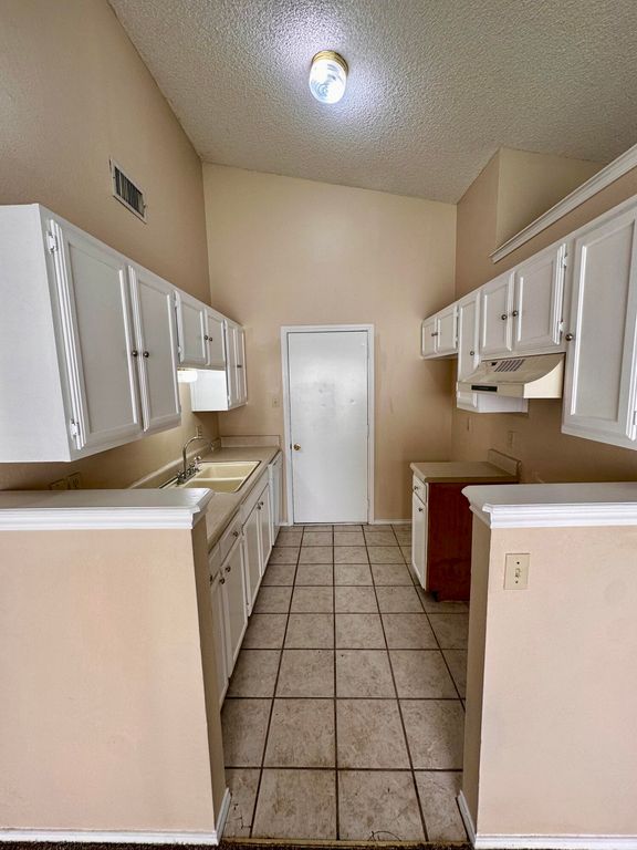 Image 6 of property listing at 1418 Lindell Court, San Angelo, TX 76901