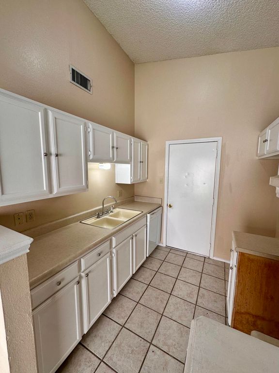 Image 7 of property listing at 1418 Lindell Court, San Angelo, TX 76901