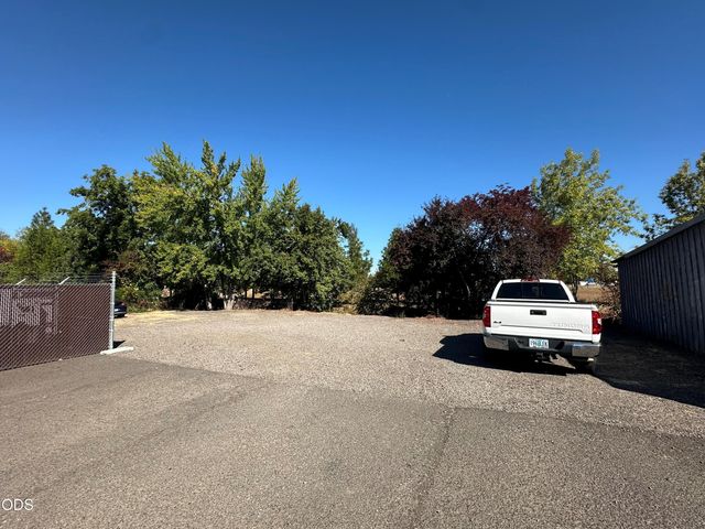 925 Gilman Road, Medford, OR 97504