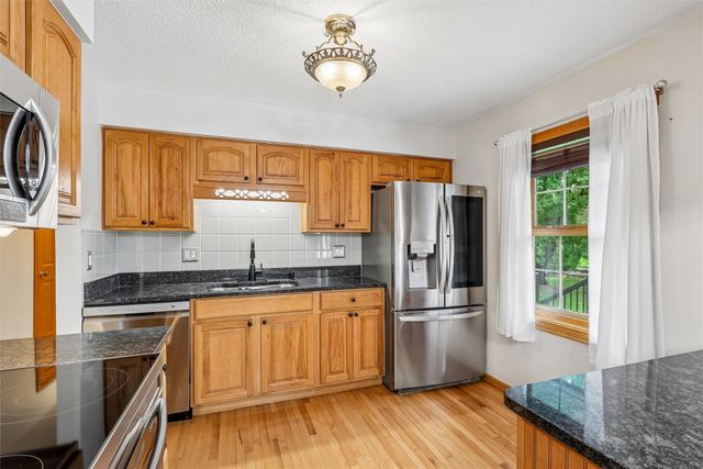 8212 Parkview Drive, Urbandale, IA 50322