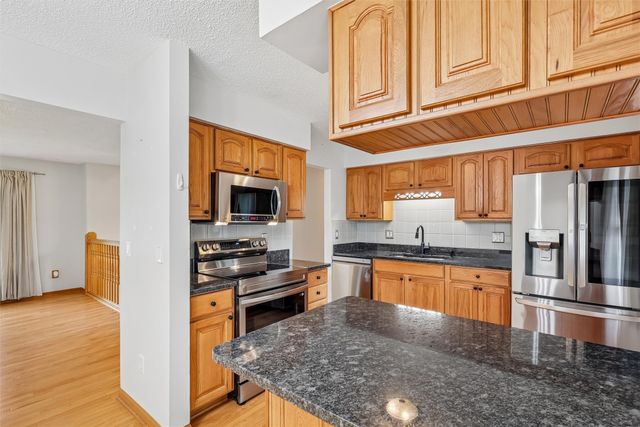 8212 Parkview Drive, Urbandale, IA 50322