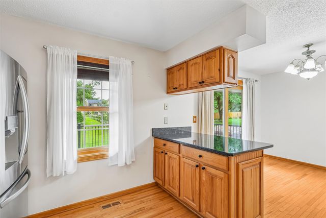 8212 Parkview Drive, Urbandale, IA 50322