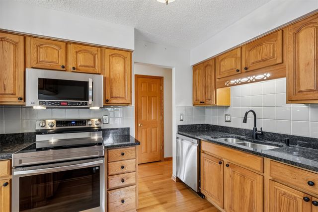 8212 Parkview Drive, Urbandale, IA 50322