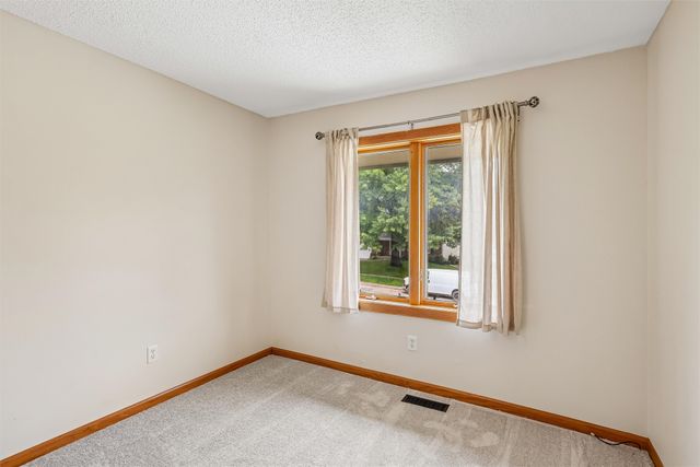 8212 Parkview Drive, Urbandale, IA 50322
