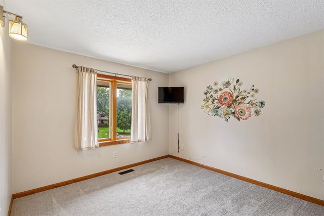 8212 Parkview Drive, Urbandale, IA 50322