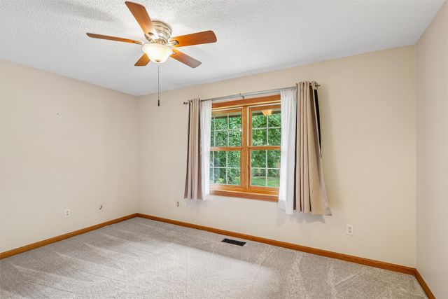 8212 Parkview Drive, Urbandale, IA 50322