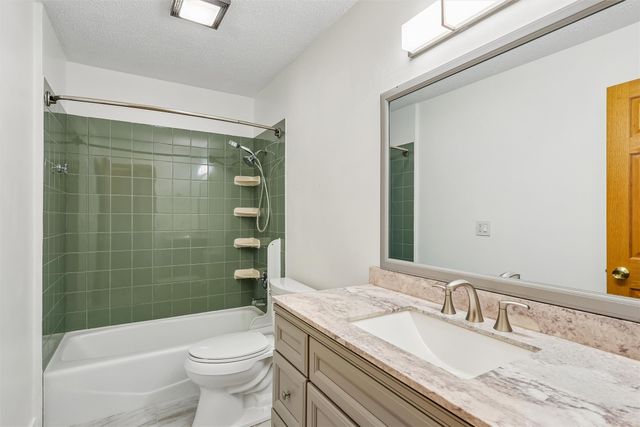 8212 Parkview Drive, Urbandale, IA 50322