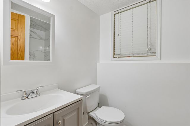8212 Parkview Drive, Urbandale, IA 50322