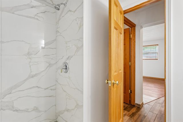 8212 Parkview Drive, Urbandale, IA 50322