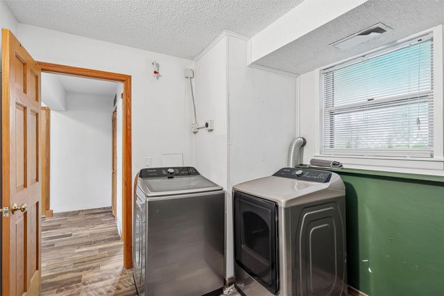 8212 Parkview Drive, Urbandale, IA 50322