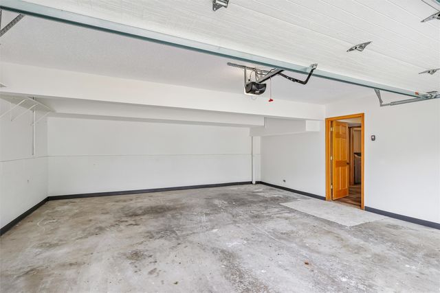 8212 Parkview Drive, Urbandale, IA 50322