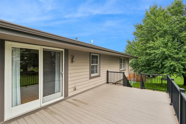 8212 Parkview Drive, Urbandale, IA 50322