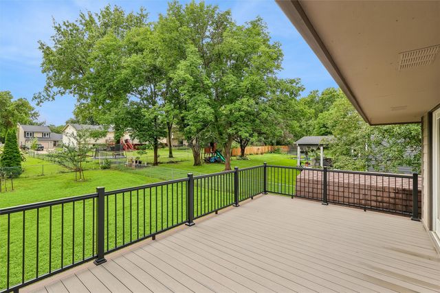 8212 Parkview Drive, Urbandale, IA 50322
