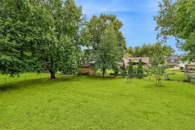 8212 Parkview Drive, Urbandale, IA 50322
