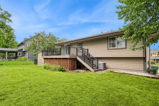 8212 Parkview Drive, Urbandale, IA 50322