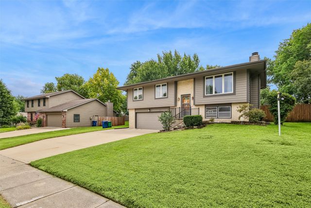 8212 Parkview Drive, Urbandale, IA 50322