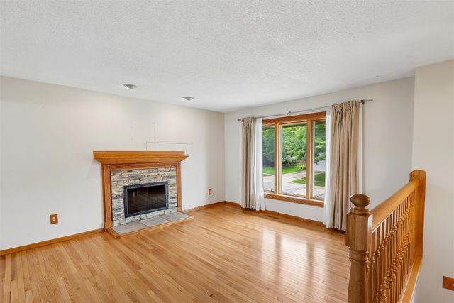 8212 Parkview Drive, Urbandale, IA 50322