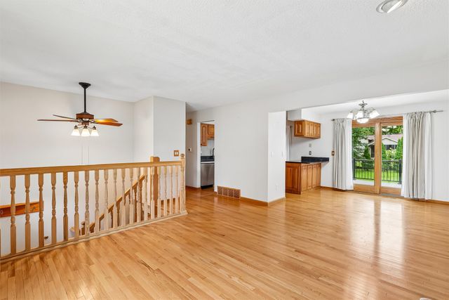 8212 Parkview Drive, Urbandale, IA 50322