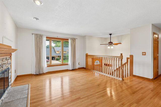 8212 Parkview Drive, Urbandale, IA 50322