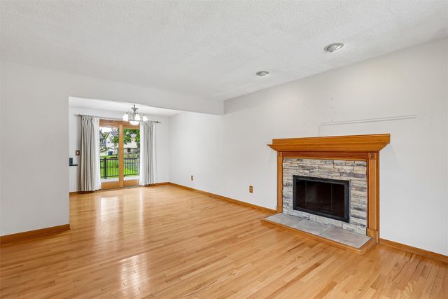 8212 Parkview Drive, Urbandale, IA 50322