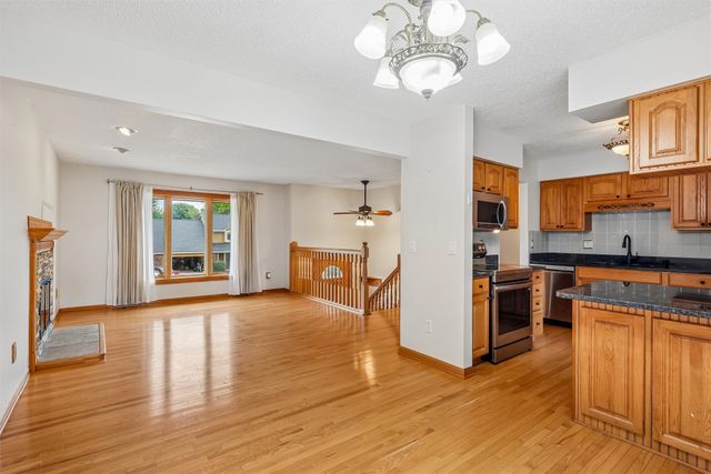 8212 Parkview Drive, Urbandale, IA 50322