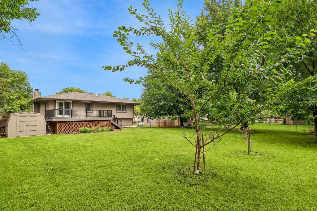 8212 Parkview Drive, Urbandale, IA 50322