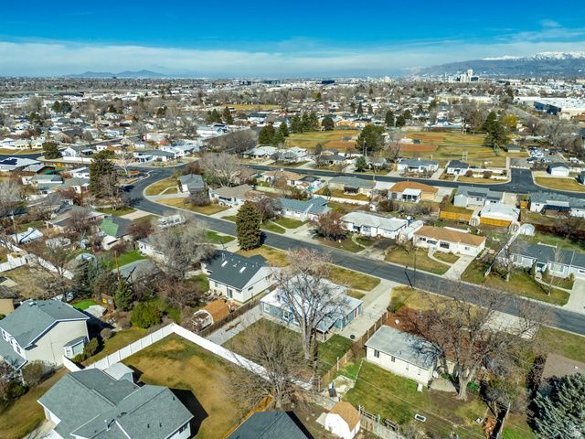 27 W VALLEY DR, Murray, UT 84107
