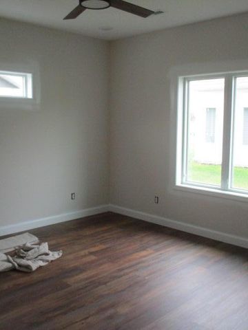 808 N BARELA CIR, Centralia, MO 65240