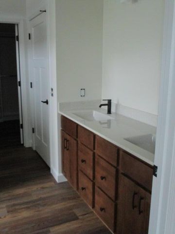 808 N BARELA CIR, Centralia, MO 65240