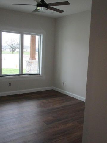 808 N BARELA CIR, Centralia, MO 65240